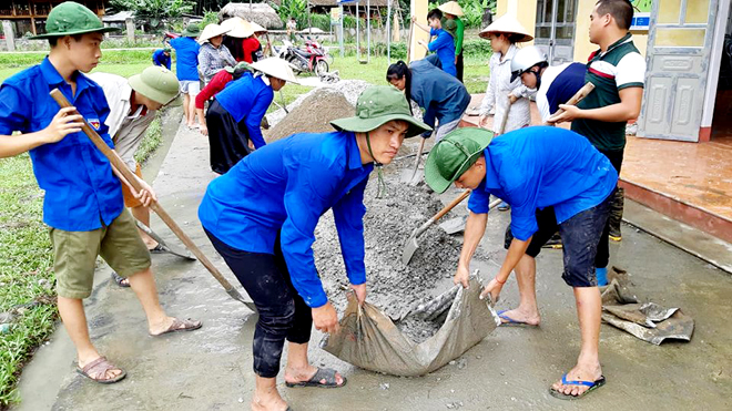 Các tổ chức đoàn thể và nhân dân huyện Lục Yên tích cực tham gia xây dựng hạ tầng nông thôn.
